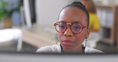 Düşünme, fikirler ve modern ofiste gözlüklü siyah bir kadın, iş bağlantıları ve iletişim için e-posta incelemesi. Başarı için çevrimiçi performans raporuna sahip yönetim, bilgisayar ve çalışan.