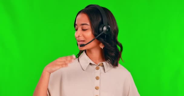 コールセンター 顧客サービスとモックアップの選択のための手で緑の画面上の女性 アフリカ人 エージェントまたはコンサルタントの顔は セールスサポート テレマーケティングのヤシのスペースを宣伝します — ストック動画
