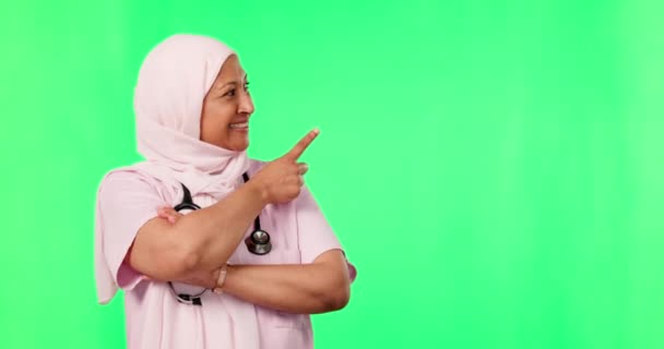 Twarz Szczęśliwy Muzułmański Pielęgniarka Zielonym Ekranie Wskazując Umowę Opieki Zdrowotnej — Wideo stockowe