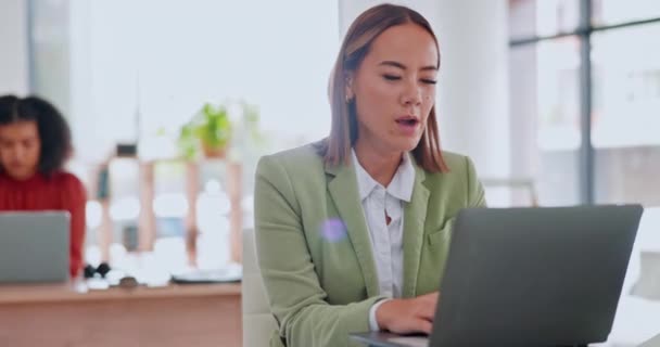 会社の提案やプロジェクトで彼女のオフィスで働いている間 ノートパソコン 疲れとビジネスアジアの女性があくびをしています 期限内に仕事で疲れた女性従業員とコンピュータ 若者とインターネット — ストック動画
