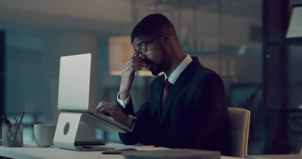 Natt Affärer Och Svart Man Med Stress Laptop Och Anslutning — Stockvideo