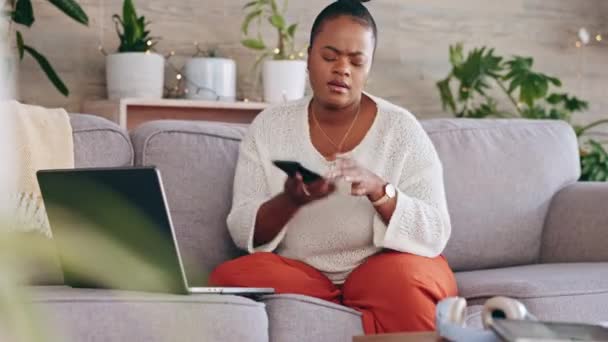 Chamada Telefônica Mulher Negra Empresária Sofá Laptop Planejamento Lounge Comunicação — Vídeo de Stock