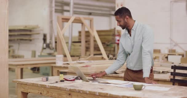 Carpintaria Laptop Homem Negócios Escrevendo Sua Fábrica Para Planejamento Madeira — Vídeo de Stock