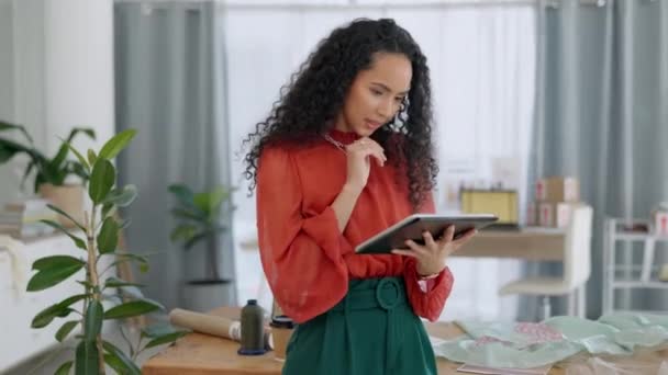 Digitales Tablet Gute Nachrichten Und Erfolg Für Geschäftsfrau Die Kreditgenehmigung — Stockvideo