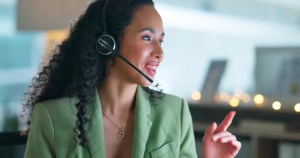 ヘルプデスク コールセンター 顧客サービス 技術サポートやホットラインの事務所で黒の女性と夜 フレンドリーでCrmのために話す従業員との連絡 コミュニケーション アドバイス — ストック動画