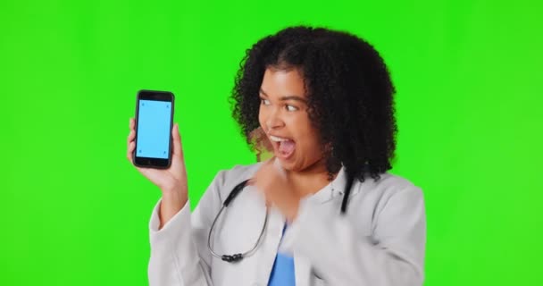 Señalando Mujer Médico Con Teléfono Pantalla Verde Estudio Aislado Fondo — Vídeo de stock