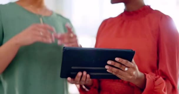 Tablet Hænder Kvinder Partnerskab Strategi Planlægning Eller Diskussion Mål Mission – Stock-video