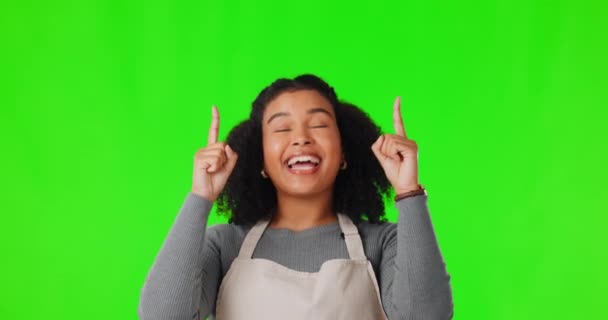 Femme Heureuse Pointant Écran Vert Pour Publicité Marketing Notification Sur — Video