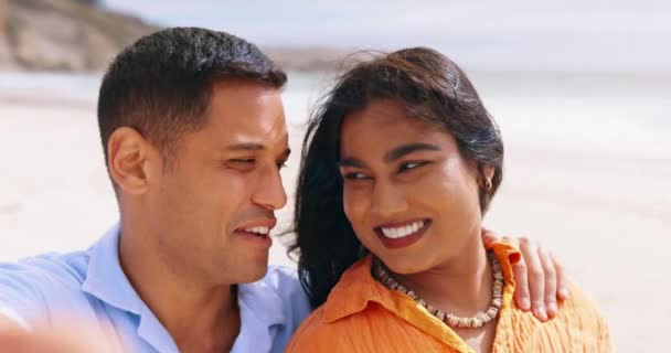 カップル ビーチでの自撮りや笑顔は 幸せと休暇のための顔に 愛とソーシャルメディアのプロフィール画像 夏の海での肖像画 幸せと休日とインドの女性 男と写真 — ストック動画