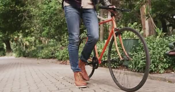 Homem Está Caminhando Parque Bicicleta Viagens Viajar Desfrutar Natureza Com — Vídeo de Stock
