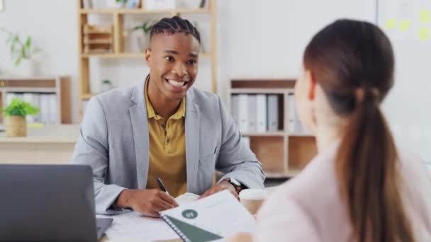 会議や採用 人事や話との会話でビジネスの人 黒人男性と女性 書類作成と採用プロセスを持つマネージャー 女性の人または男性従業員 — ストック動画