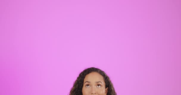 Szczęśliwa Kobieta Twarz Wskazując Makietę Przestrzeń Studio Reklamę Różowego Tła — Wideo stockowe
