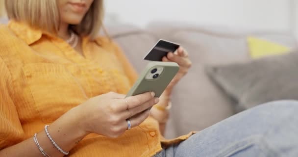 Mobiltelefon Kreditkort Dame Sofa Gør Online Shopping Hjemmesiden Detailbutik Teknologi – Stock-video