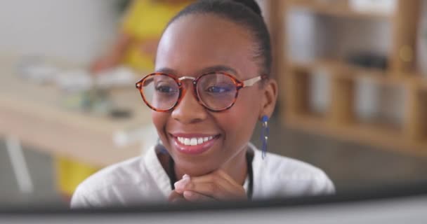 Senyum Komputer Dan Wanita Kulit Hitam Kantor Modern Membaca Ulasan — Stok Video