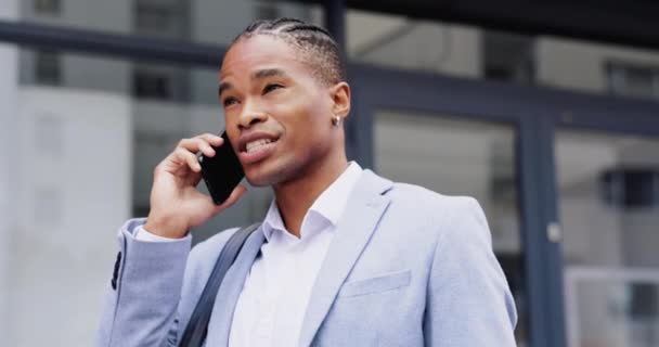 Zwarte Man Zakelijk Telefoongesprek Straat Met Tijd Check Planning Voor — Stockvideo