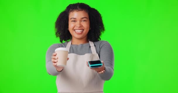 Szczęśliwa Kobieta Kelnerka Kawa Zielonym Ekranie Zapłaty Pomocą Karty Maszyny — Wideo stockowe