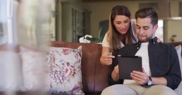 Gelukkig Paar Bank Met Tablet Creditcard Online Winkelen Commerce Zoeken — Stockvideo