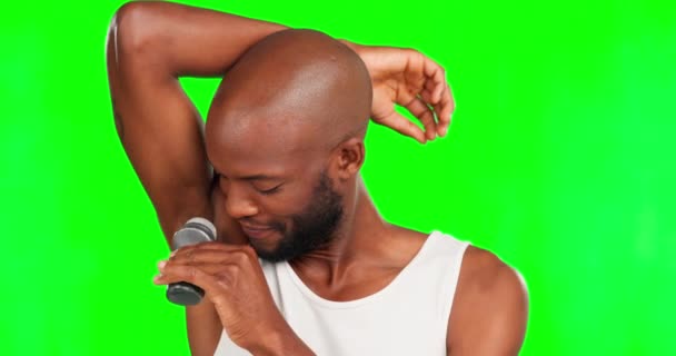 黑色男子 除臭剂和腋窝卫生在绿色屏幕上与皮肤护理化妆品工作室背景 模拟快乐的非洲男性用化妆品洗净新鲜气味的肖像 — 图库视频影像