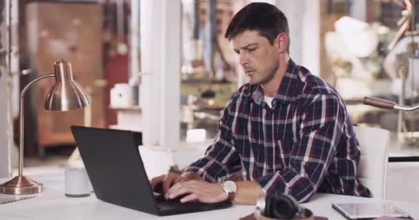 Geestelijke Gezondheid Man Ondernemer Met Laptop Hoofdpijn Aan Zijn Bureau — Stockvideo