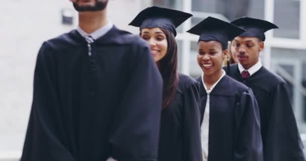 Diversiteit Gelukkige Universiteitsstudenten Lopen Bij Afstudeerceremonie Campus Onderwijs Prestatie Diploma — Stockvideo