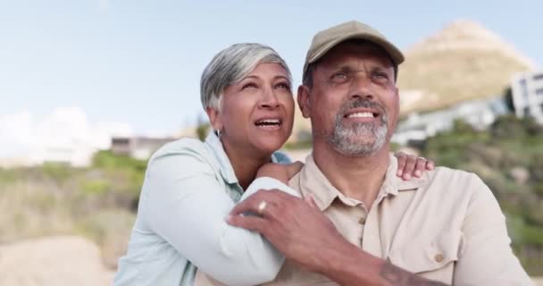 在度假 探险或周末旅行的过程中 观鸟和老年人在自然界中的结合 退休期间 爱情和老年男女退休人员一起在户外玩乐 — 图库视频影像