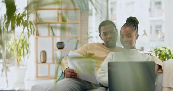 Fekete Pár Otthoni Laptop Fiatalok Internetes Bankolása Megtakarításokat Befektetési Információkat — Stock videók