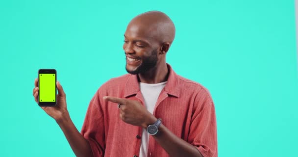 Yeşil Ekran Telefon Adam Yüzü Ile Reklam Modelleri Takip Işaretleri — Stok video