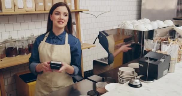 Barista Kreditkarten Und Kundenzahlung Cafés Geschäften Oder Cafés Für Commerce — Stockvideo