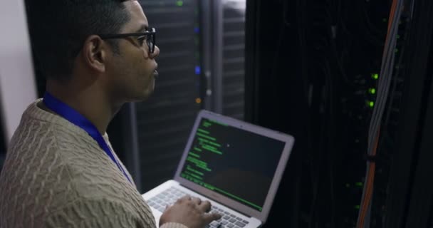 Sunucu Odasında Dizüstü Bilgisayarı Kodlaması Yönetimi Olan Bir Adam Siber — Stok video