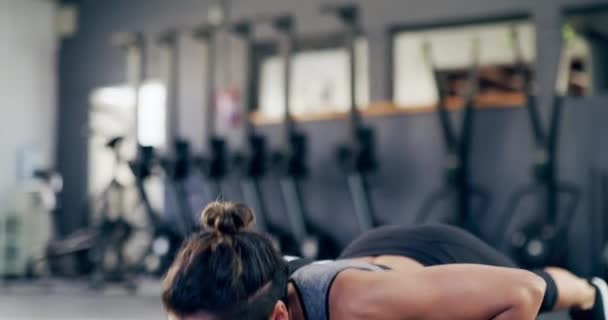 健身和女人为健康 健康和力量训练做仰卧起坐锻炼 运动员和强壮的女性在体育中心经常做举手投足运动 — 图库视频影像