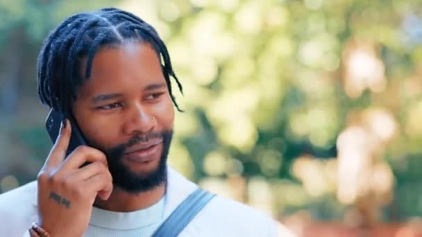 Телефонный Звонок Деловые Черные Мужчины Смеются Городе Разговаривают Общаются Связаться — стоковое видео
