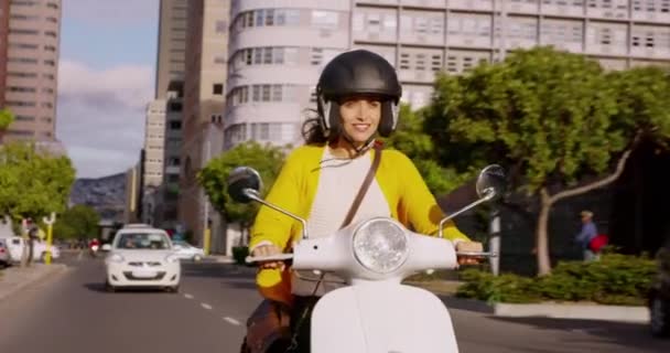 女人在城市里骑摩托车上下班 乘车和旅行 道路旅行 自由和安全 女司机有血块 在街上骑摩托车 在城市的交通中骑摩托车 — 图库视频影像