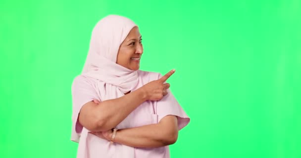 Медсестра Лицо Женщина Указывает Зеленый Экран Изолированы Студийном Фоне Исламского — стоковое видео