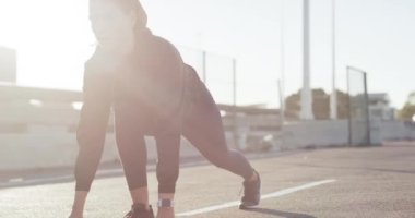 Şehirde spor yapan, koşucu ya da kadın, açık havada spor yapan kararlı bir zihniyet. Hazır, egzersiz eğitimi ya da şehir sokaklarında kardiyo çalışması için motivasyonu olan bayan sporcu.