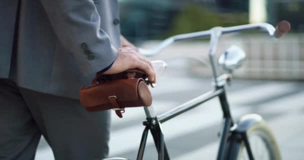 도시에서 여행을 자전거를 거리에서 자전거를 사업가의 초상화 사업가 친환경적 교통수단의 — 비디오