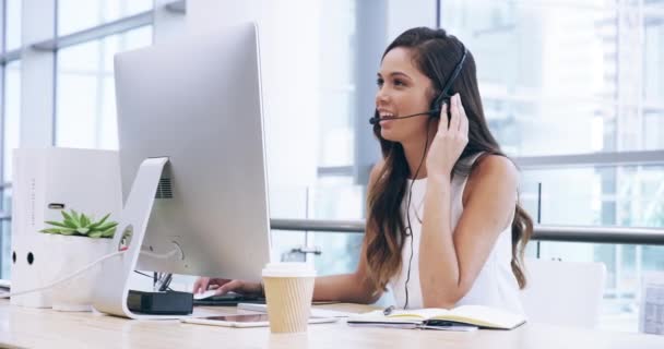 Çağrı Merkezi Kadın Bilgisayar Başında Müşteri Hizmetleri Tele Pazarlama Satış — Stok video
