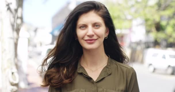 Yüzü Gülüşü Bir Kadın Portresi Gün Işığı Mutlulukla Yollarda Seyahat — Stok video