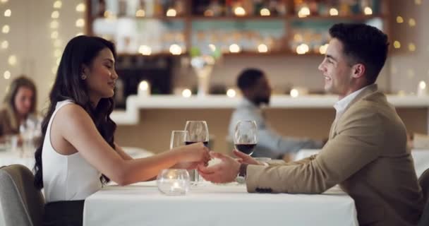 Μιλώντας Κρατώντας Χέρια Ευτυχισμένο Ζευγάρι Στο Εστιατόριο Για Τον Εορτασμό — Αρχείο Βίντεο