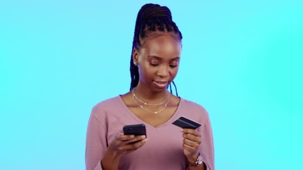 Siyah Kadın Kredi Kartı Akıllı Telefon Ile Çevrimiçi Alışveriş Perakende — Stok video