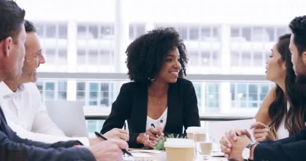 会議室でのビジネス 幸せな女性とマネージャーの議論 会議や計画の会話 女性リーダー チーム オフィスの従業員は コラボレーション セミナーや良いニュースのフィードバックを笑顔 — ストック動画