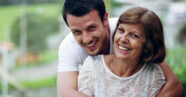 Amore Viso Uomo Abbracciano Madre Anziana Con Cura Affetto Felicità — Video Stock
