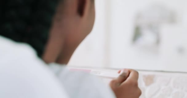 Familie Sort Par Med Graviditetstest Lykkelige Sammen Deres Badeværelse Derhjemme – Stock-video