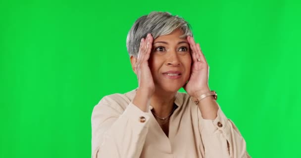 Yeşil Ekran Sürpriz Yaşlı Kadının Yüzü Stüdyo Arka Planında Heyecanlı — Stok video