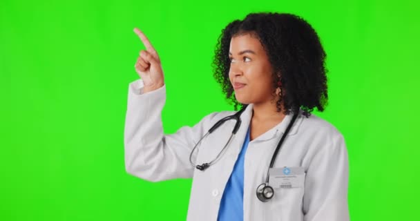 ポインティングと女性は 医療プレゼンテーション 情報やテキストモックアップのための緑の画面に直面しています スタジオでのショー 幸せと医療従事者やアフリカ人 健康保険のアドバイスやプロモーション — ストック動画