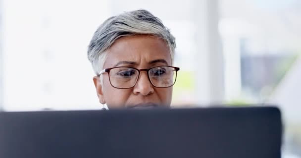 Stres Martwić Poważne Kobiety Czytanie Mail Komputera Badania Rynku Lub — Wideo stockowe