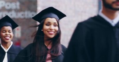 Eğitim, çeşitlilik ve üniversite öğrencileri mezuniyet töreninde birlikte yürüyorlar. Başarı, başarı ve insanlar üniversite kampüsünde sertifika veya diploma için kuyruğa girerler.