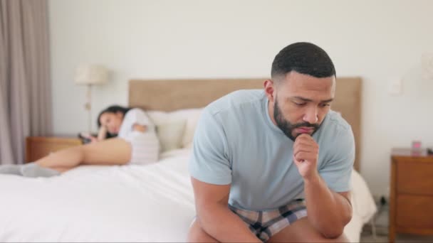 争斗和离婚夫妇在卧室生气 沮丧或沮丧 与家中抑郁的男人和女人因不良的关系 恐惧或忧虑而产生的不孕 分裂和思考 — 图库视频影像