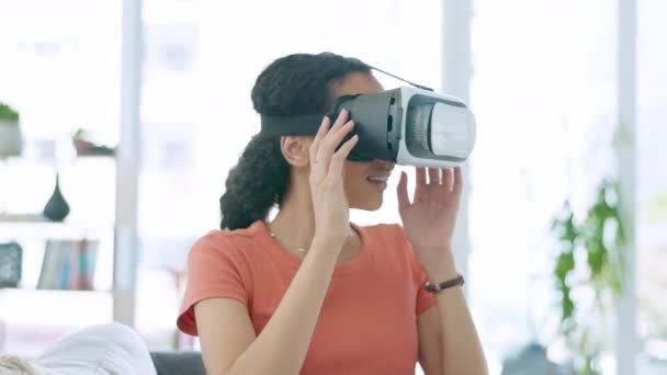 Óculos Mulher Feliz Sofá Metaverso Jogos Vídeo Futuristas Experiência Cyberpunk — Vídeo de Stock