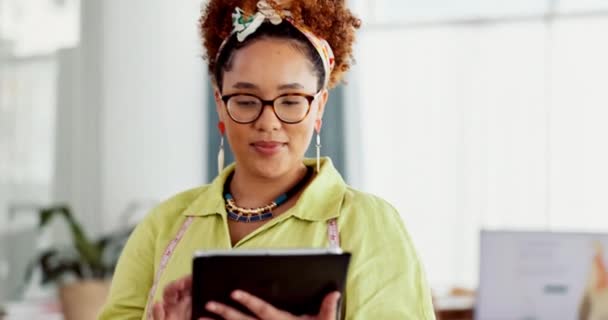 Designer Moda Mulher Negra Tablet Para Digitação Lançamento Site Pesquisa — Vídeo de Stock