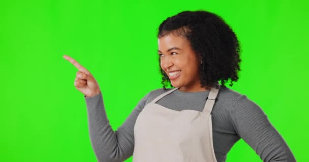 Yüz Yeri Sahibi Kadın Yeşil Ekranlı Işaret Eden Stüdyo Geçmişinde — Stok video